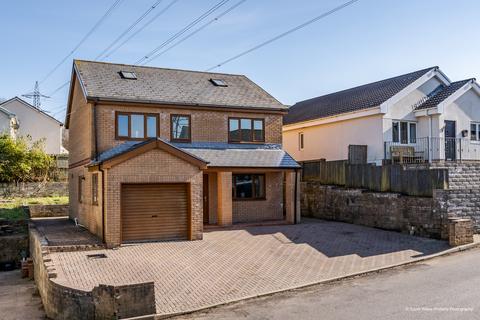 4 bed property, in Crown Road, £370,000