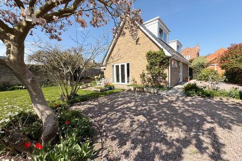 3 bed property, in Paddock Close, £359,950