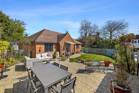 2 bed property, in Little Boundes Close, £625,000