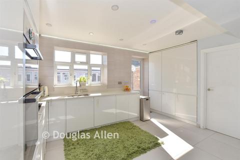 8 bed property, in King George Road, £750,000
