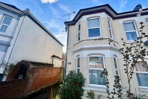 1 bed property, in Westridge Road, £90,000