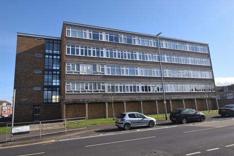 3 bed property, in West Street, £125,000