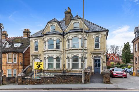 2 bed property, in Amersham Hill, £230,000