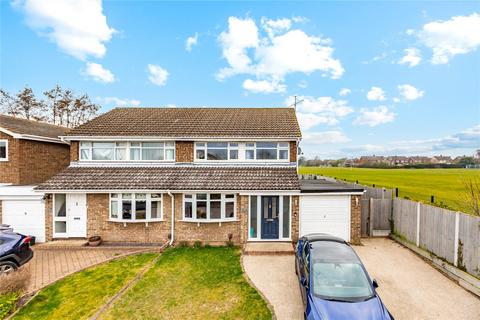 3 bed property, in Downsway, £425,000