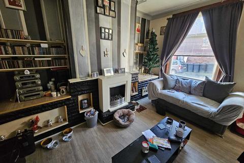 2 bed property, in Leeds LS11, £145,000
