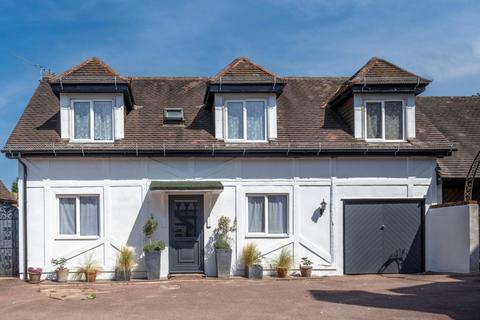 3 bed property, in Sandrock Hall, £335,000
