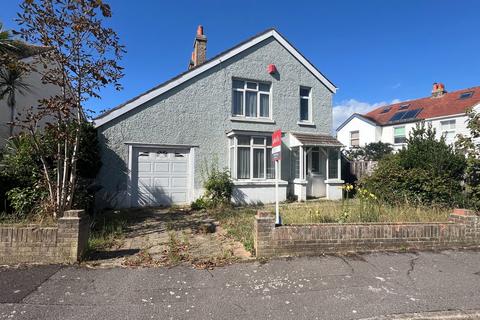 3 bed property, in Linden Grove, £275,000