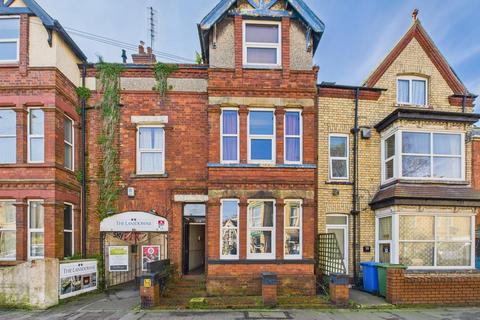 3 bed property, in Lansdowne Road, £130,000