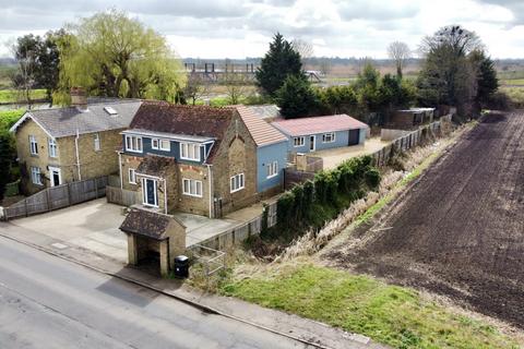 4 bed property, in Tree Tops, £500,000