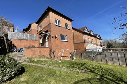 3 bed property, in Farm Hill, £200,000