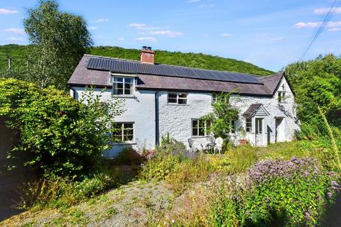 3 bed property, in Chapel Lawn, £220,000