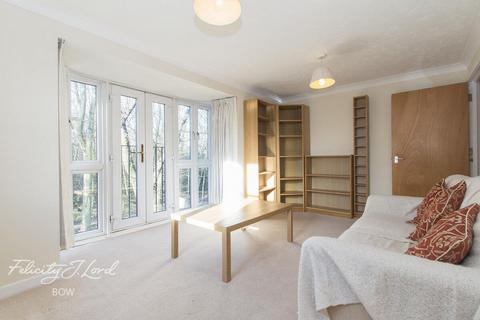 2 bed property, in Tidworth Road, £325,000