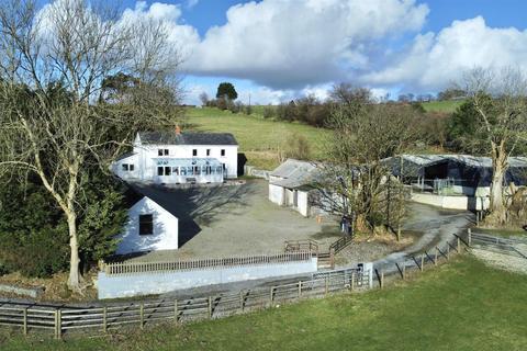 3 bed property, in Gwyddgrug, £640,000