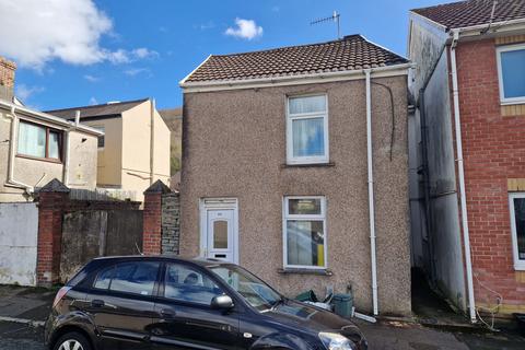 2 bed property, in Hunter Street, £75,000