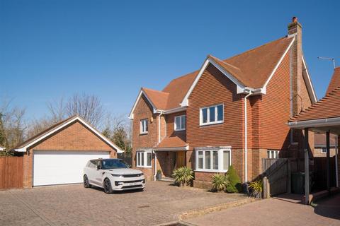 6 bed property, in Rush Close, £799,950