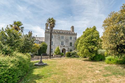 8 bed property, in High Street, £1,250,000