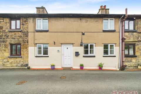2 bed property, in Paddock Row, £195,000