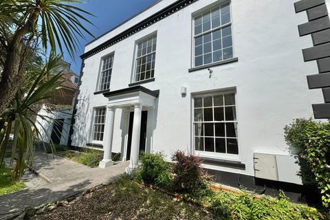 6 bed property, in Woodside, £595,000