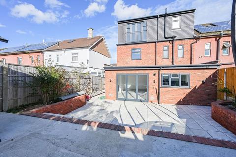 5 bed property, in Lukin Crescent, £475,000