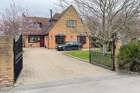 4 bed property, in Elm Road, £875,000
