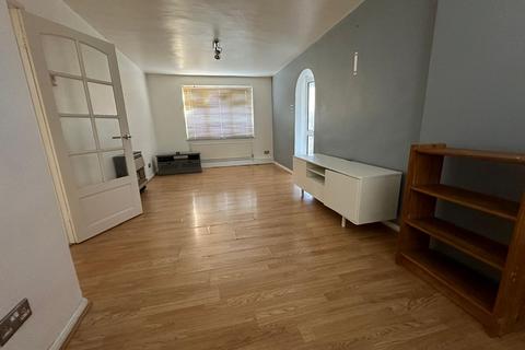 2 bed property, in Kingsley Avenue, £250,000