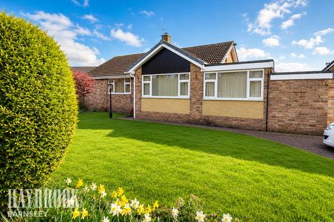 3 bed property, in 8 Moorgreen Close, £295,000