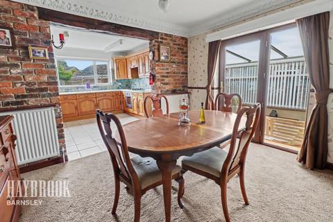 3 bed property, in 8 Moorgreen Close, £295,000