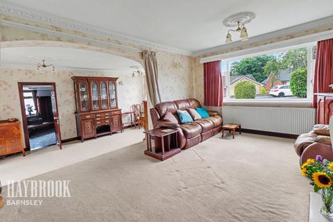 3 bed property, in 8 Moorgreen Close, £295,000