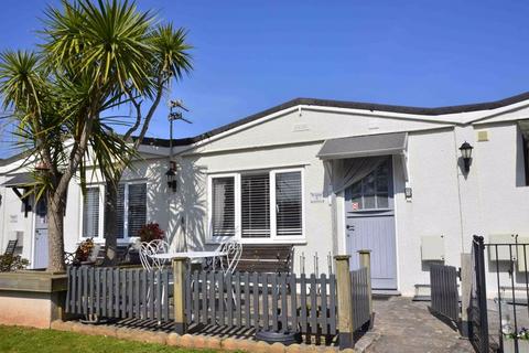 2 bed property, in Greenway Road, £155,000
