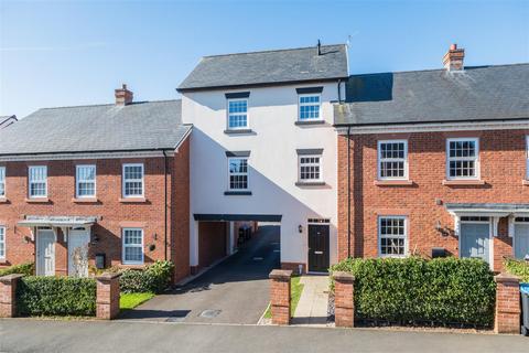 2 bed property, in Hazelhurst Way, £218,500