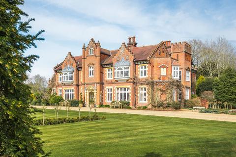 8 bed property, in Distinguished Manor House in Tasburgh, £2,750,000