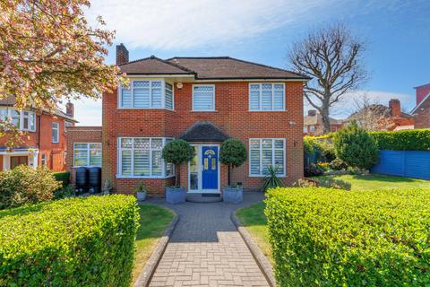 4 bed property, in Greystoke Gardens EN2, £1,035,000