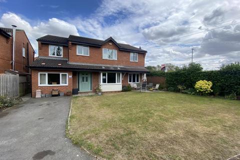 5 bed property, in 43 Kingfisher Drive, £450,000
