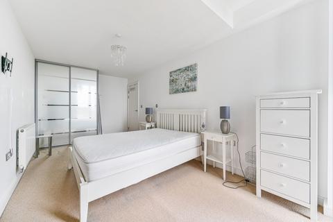 1 bed property, in Masons Avenue, £150,000