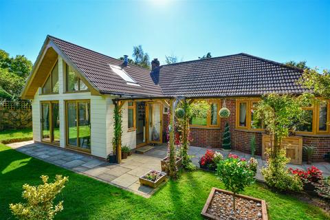 3 bed property, in Vicarage Lane, £630,000