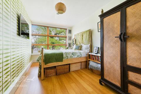 2 bed property, in Westcombe Park Road, £350,000