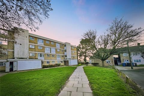 2 bed property, in Little Grove Field, £200,000