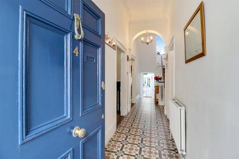 5 bed property, in Buttgarden Street, £440,000
