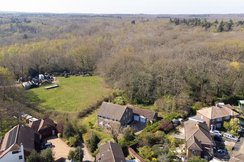 6 bed property, in Ross Gardens, £800,000