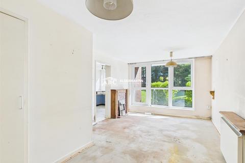 1 bed property, in Nether Street, £285,000