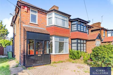 3 bed property, in Ladycroft Walk, £588,000