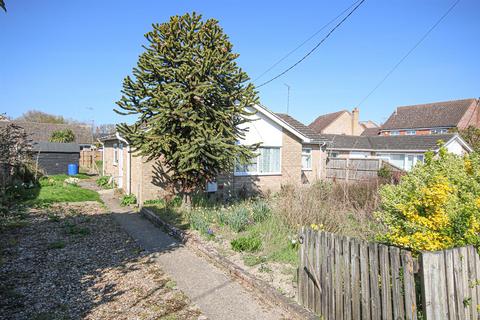 4 bed property, in The Causeway, £300,000