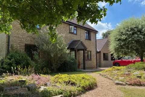 4 bed property, in St. Marys Close, £675,000