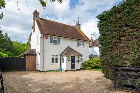 3 bed property, in Effingham Road, £675,000