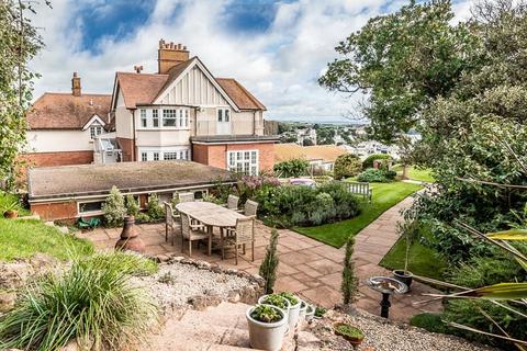 2 bed property, in Victoria Place, £695,000