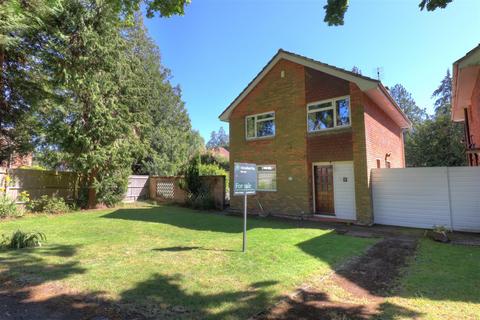 4 bed property, in Bassett Meadow, £475,000