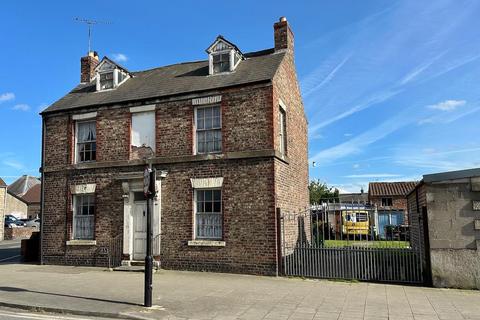 3 bed property, in Commercial Street, £240,000