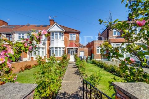 3 bed property, in Ashcombe Park, £650,000