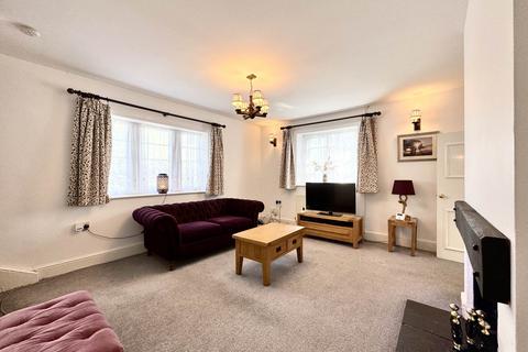 2 bed property, in Abbey Road, £250,000
