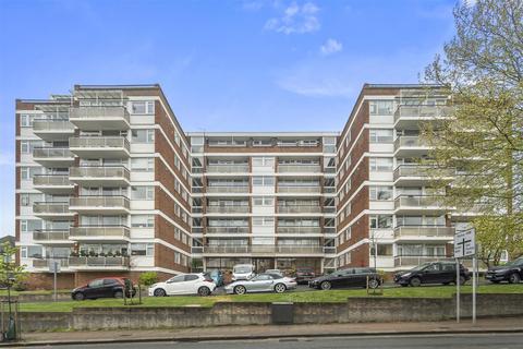 1 bed property, in Regents Park Road, £355,000